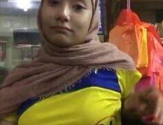 Abg Viral Hijab Karyawan Toko Madura Pamer Gunung Kembar Pas Live Di Tiktok