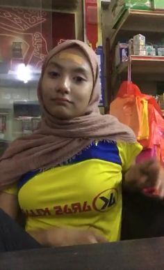 Abg Viral Hijab Karyawan Toko Madura Pamer Gunung Kembar Pas Live Di Tiktok